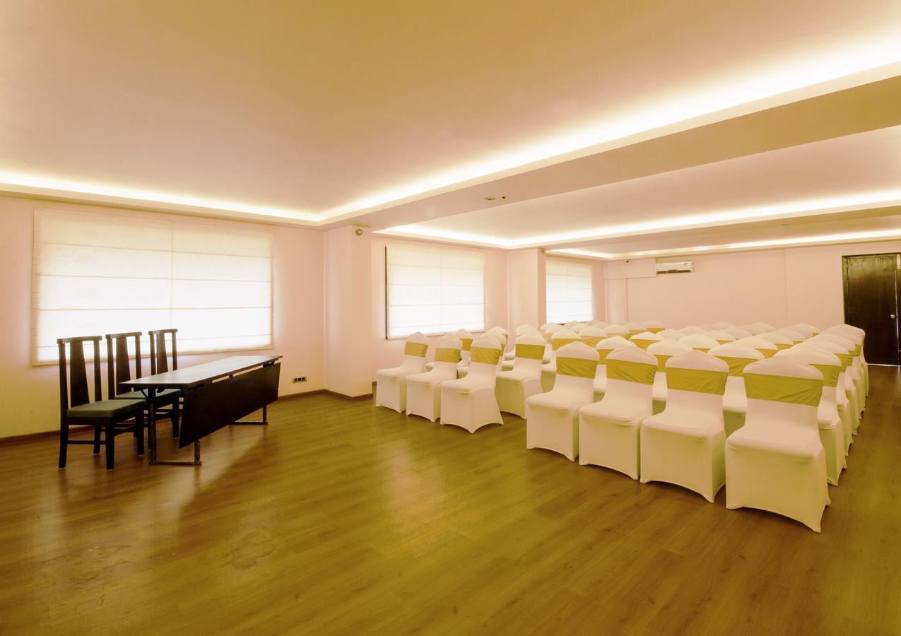 Hotel Central Park Манипала Екстериор снимка
