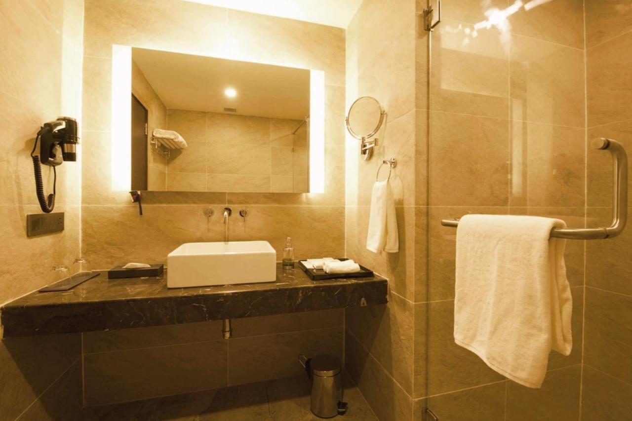 Hotel Central Park Манипала Екстериор снимка